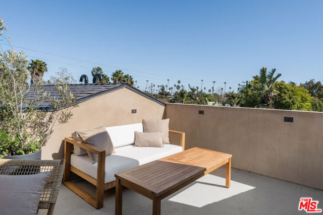 1008 Oakwood Avenue, Venice CA: https://media.crmls.org/mediaz/d0c0a43d-627b-49a4-94d4-a03fae367b81.jpg