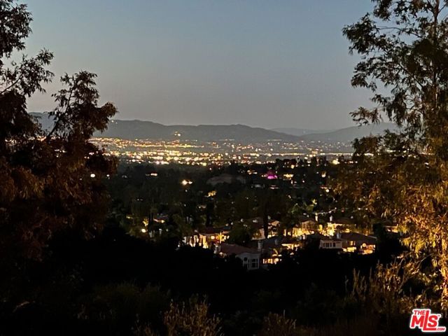 23473 Palm Drive, Calabasas CA: https://media.crmls.org/mediaz/d0c0aeb2-0f27-4f85-95ef-f3e7d328e457.jpg