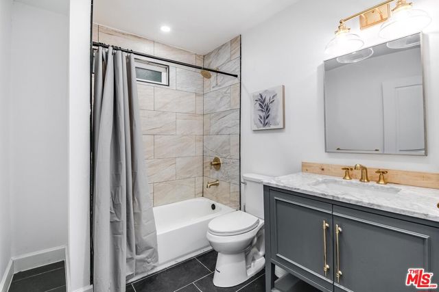 9622 Highland Gorge Drive, Beverly Hills CA: https://media.crmls.org/mediaz/d0c0d391-12c3-4fa5-bc6c-0770c728b96b.jpg