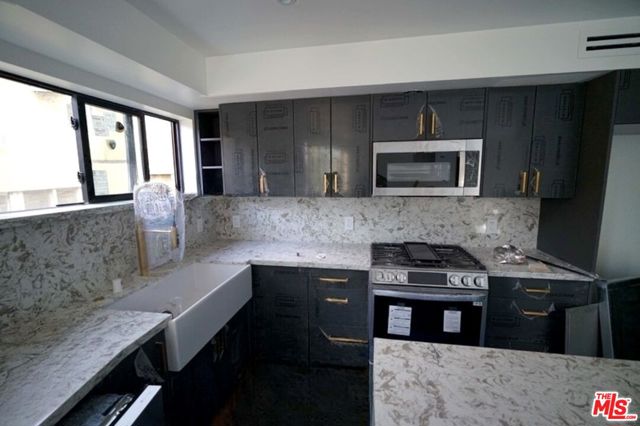 Image 11 of 47 For 870 La Fayette Park Place