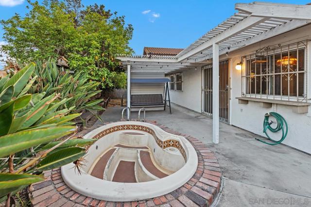 10497 Moorpark St, Spring Valley CA: https://media.crmls.org/mediaz/d0c2911f-ef92-4937-9b59-cca102a51e20.jpg