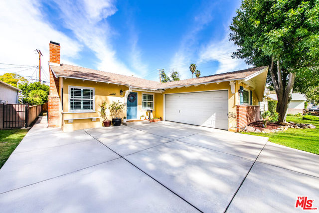 22021 De La Osa Street, Woodland Hills CA: https://media.crmls.org/mediaz/d0c4772e-4280-434d-9d12-7f81e2fcf28a.jpg