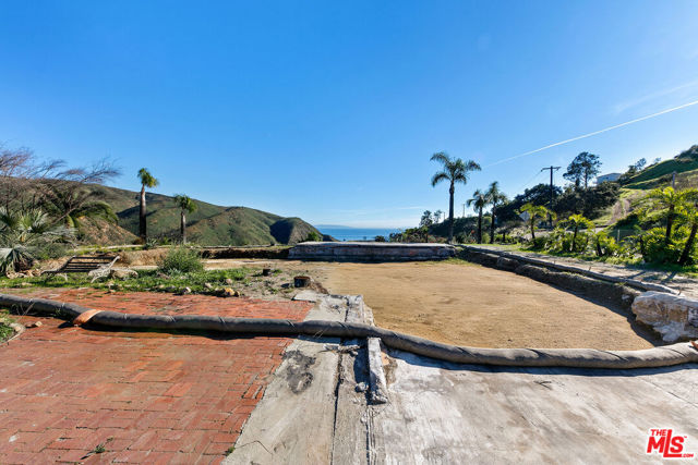2700 Hume Road, Malibu CA: https://media.crmls.org/mediaz/d0c56943-65fc-4071-bf5c-87433fcbb199.jpg