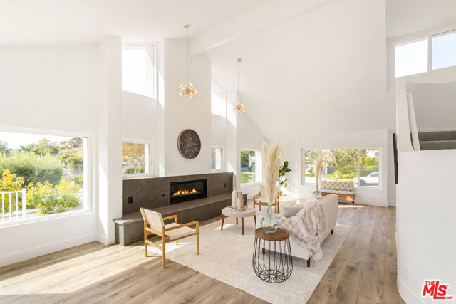 3536 Malibu Country Drive, Malibu CA: https://media.crmls.org/mediaz/d0c5e72d-c764-4837-91ba-53e15ae84ccf.jpg