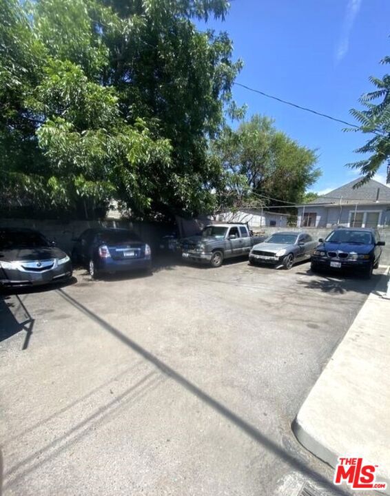 915 E 50th Street, Los Angeles CA: https://media.crmls.org/mediaz/d0c73da1-696c-4da7-8652-d69892d8f3f3.jpg