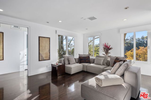 1415 Summitridge Drive, Beverly Hills CA: https://media.crmls.org/mediaz/d0c84269-ac47-43ac-b855-ec243a6709a1.jpg