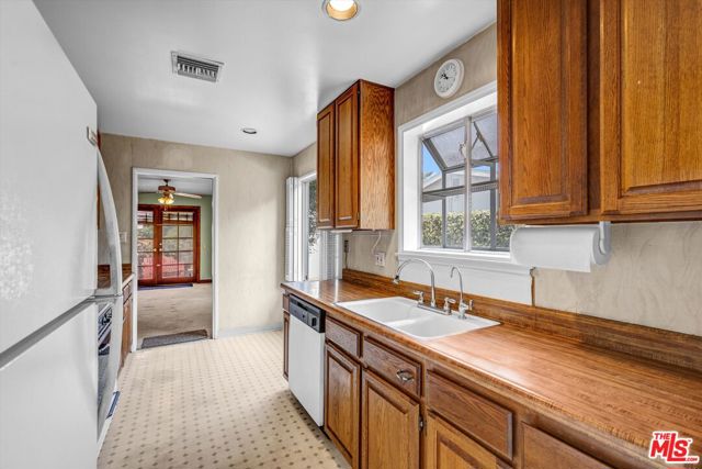 7903 Amestoy Avenue, Van Nuys CA: https://media.crmls.org/mediaz/d0c8f131-0150-4055-b126-aea6db5ea5f1.jpg