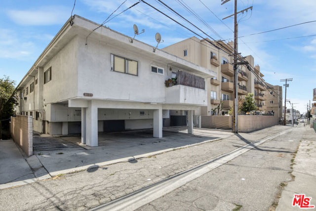 1253 Federal Avenue, Los Angeles CA: https://media.crmls.org/mediaz/d0c910f4-2c3f-4712-80b8-16cd4f6f03b2.jpg