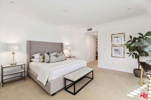 261 S Reeves Drive, Beverly Hills CA: https://media.crmls.org/mediaz/d0ca59ce-7086-4fe6-9c65-ba084e566ca4.jpg