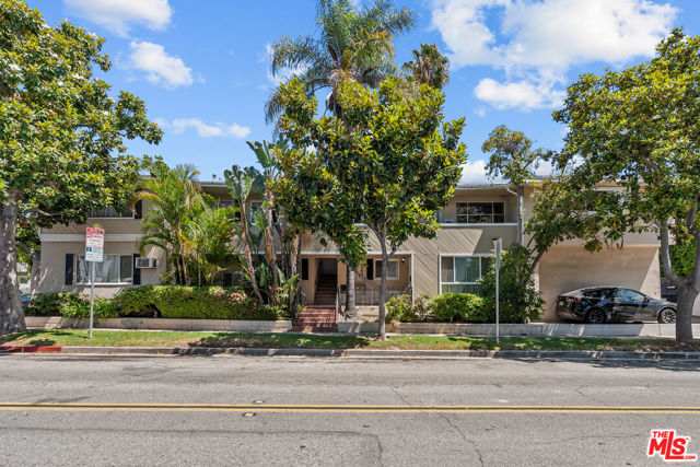 272 S Doheny Drive, Beverly Hills CA: https://media.crmls.org/mediaz/d0ca9bb5-7609-4625-882c-a35ea806f9e6.jpg