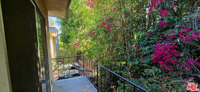 1433 N Martel Avenue, Los Angeles CA: https://media.crmls.org/mediaz/d0cabbb4-bf4b-42a2-b070-1eb19f4cafb9.jpg