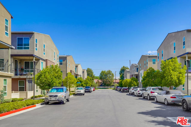 20619 Oakglen Lane, Winnetka CA: https://media.crmls.org/mediaz/d0cb81fc-fda4-4774-8cea-e95a9ab5df15.jpg