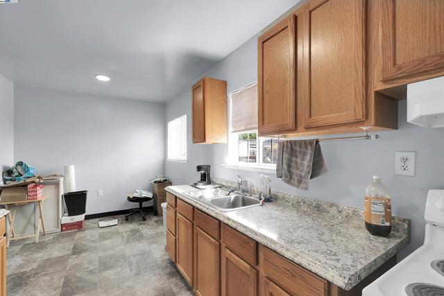 378 Park St, San Leandro CA: https://media.crmls.org/mediaz/d0cc0898-89ae-453d-8f7d-87edb53b2581.jpg
