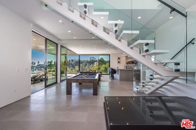 9406 Lloydcrest Drive, Beverly Hills CA: https://media.crmls.org/mediaz/d0cc7729-84bd-4e30-854d-dce3696861f7.jpg