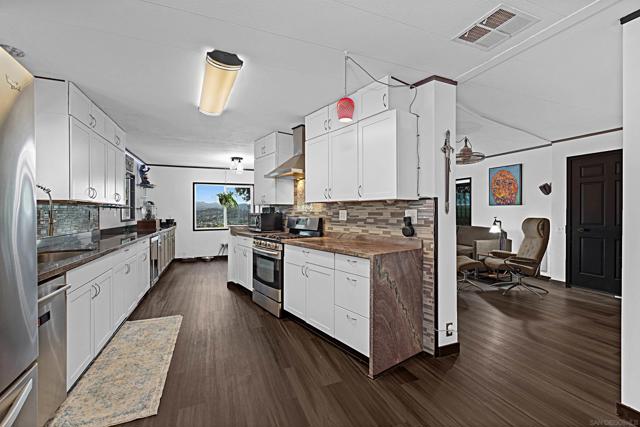 9100 Single Oak Dr, Lakeside CA: https://media.crmls.org/mediaz/d0cd38bc-edaf-4923-b9f0-ce13c3d1252b.jpg