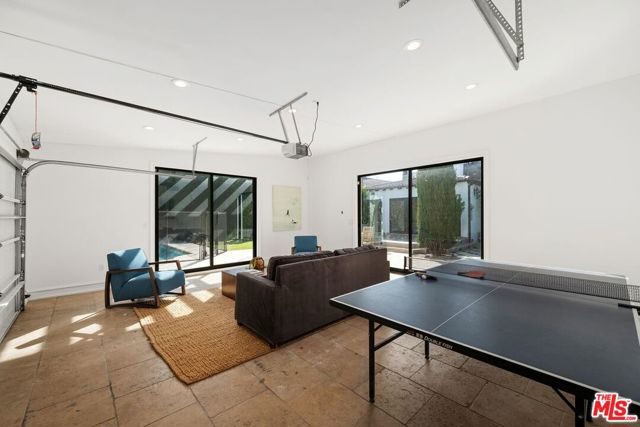 514 N Walden Drive, Beverly Hills CA: https://media.crmls.org/mediaz/d0cddd98-d7b1-436c-a09f-f34c168ee668.jpg