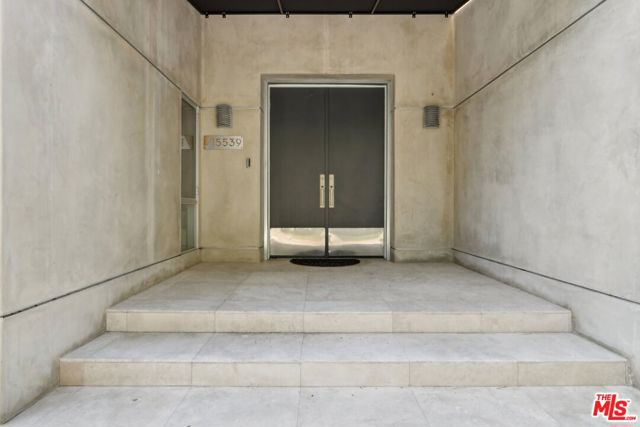 15539 Hamner Drive, Los Angeles CA: https://media.crmls.org/mediaz/d0ce62db-4a49-4969-8b3f-cd3859ed674d.jpg
