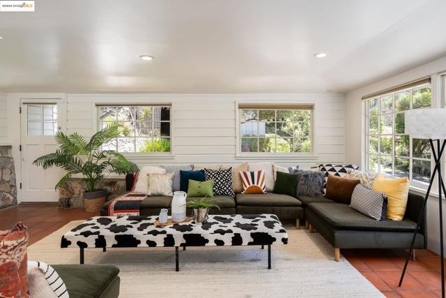 2976 Joaquin Miller Rd, Oakland CA: https://media.crmls.org/mediaz/d0ce64cf-e981-4aa6-a336-fe7bd94697cf.jpg