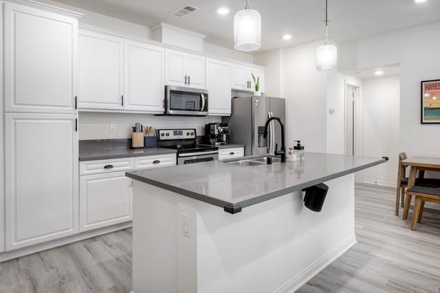 Detail Gallery Image 12 of 34 For 1374 Palo Verde Way, Vista,  CA 92083 - 3 Beds | 2/1 Baths