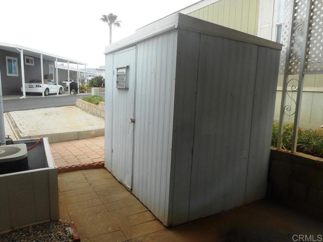 211 N Citrus Avenue, Escondido CA: https://media.crmls.org/mediaz/d0cf1c8e-268e-4e7f-8f01-c6a59ba6c050.jpg