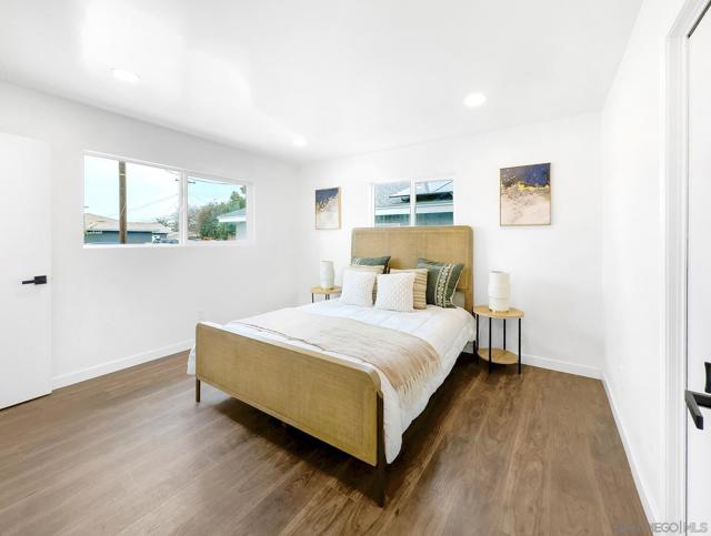 1427 Signal Ave, San Diego CA: https://media.crmls.org/mediaz/d0cf264f-fc78-4fd6-bac6-196caca4fd15.jpg