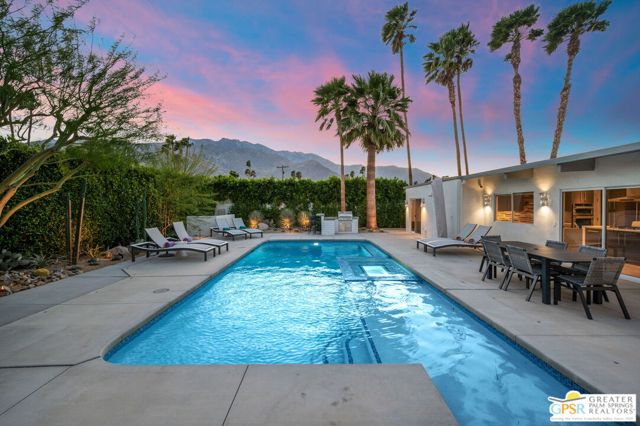 1155 E Paseo El Mirador, Palm Springs CA: https://media.crmls.org/mediaz/d0cfe244-78a5-4858-a749-2f5a2c09a7eb.jpg