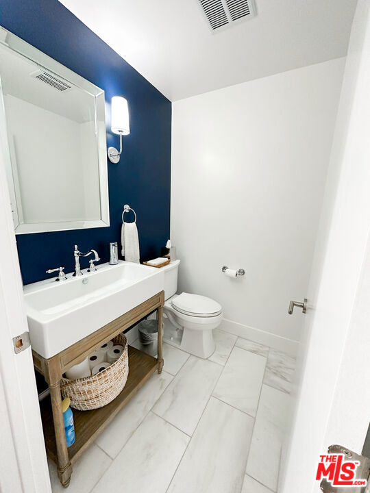 910 19th Street, Santa Monica CA: https://media.crmls.org/mediaz/d0d00f8a-c8ef-4900-888f-2fb8ac42d8c6.jpg