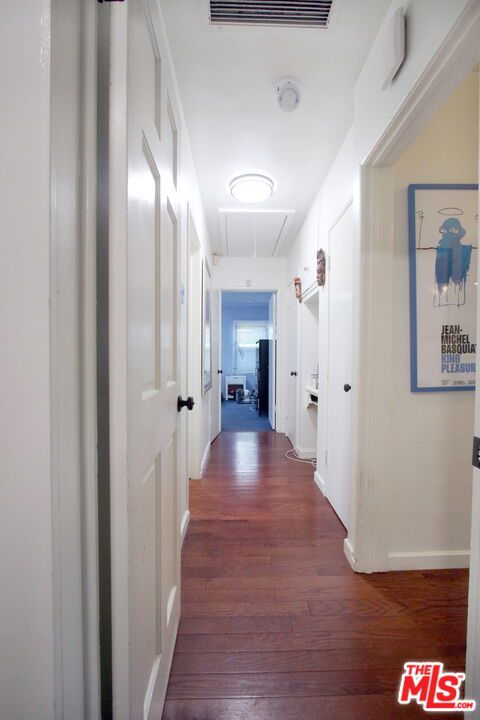 1807 Cochran Place, Los Angeles CA: https://media.crmls.org/mediaz/d0d0c08c-bc23-4627-b568-a7cb34b1d484.jpg