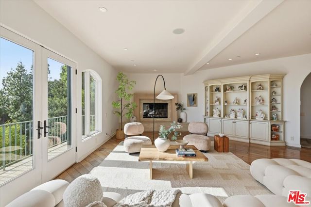 1284 Lago Vista Drive, Beverly Hills CA: https://media.crmls.org/mediaz/d0d27710-366b-448c-b3a1-4e904c3ba9cc.jpg