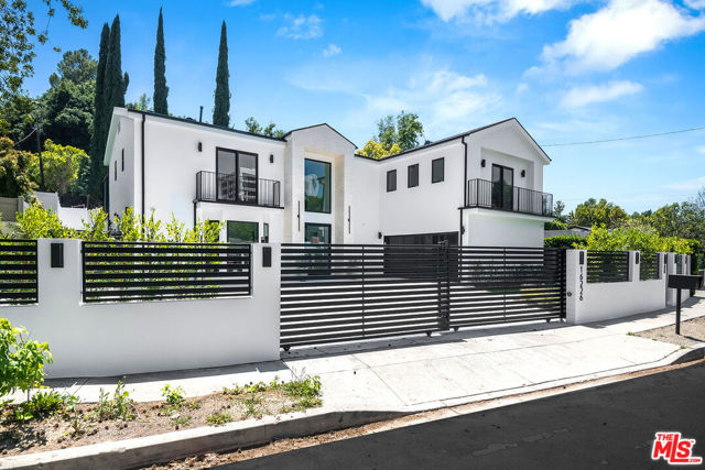16226 Dickens Street, Encino CA: https://media.crmls.org/mediaz/d0d3d3be-db0a-4de5-ba4d-0e03109ed578.jpg