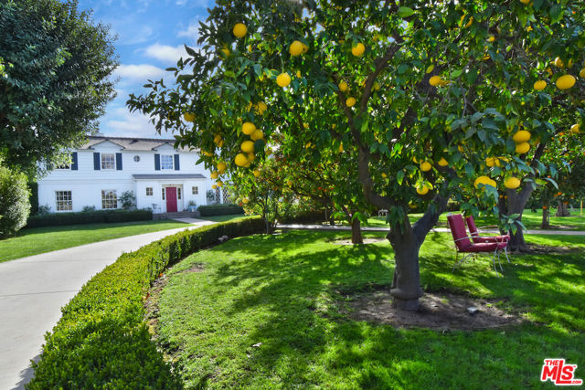 4444 Libbit Avenue, Encino CA: https://media.crmls.org/mediaz/d0d47f80-f2f5-4d82-862c-0aa65e529160.jpg