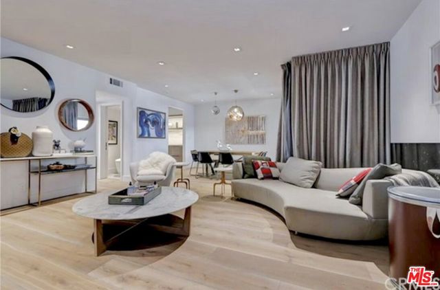 439 N Doheny Drive, Beverly Hills CA: https://media.crmls.org/mediaz/d0d4c61c-d5f3-452a-b9f4-eb3c526ba7de.jpg
