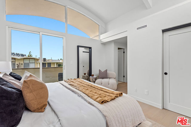 4715 La Villa Marina, Marina del Rey CA: https://media.crmls.org/mediaz/d0d4e4b8-4162-4369-ac94-04209ecaf693.jpg