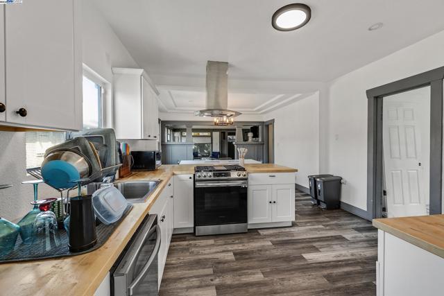 2708 60th Avenue, Oakland CA: https://media.crmls.org/mediaz/d0d50fd5-33ca-4783-aa50-54a798de66dd.jpg