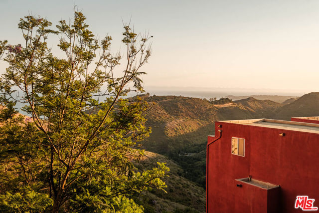 3029 Sequit Drive, Malibu CA: https://media.crmls.org/mediaz/d0d53c3e-2c47-47a2-be81-370bc69a4e1f.jpg