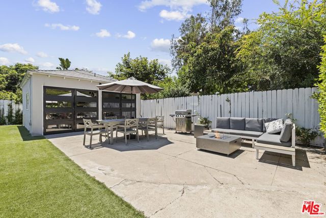 6526 San Vicente Boulevard, Los Angeles CA: https://media.crmls.org/mediaz/d0d584fa-0edc-45d9-b121-5194bbc13a9c.jpg