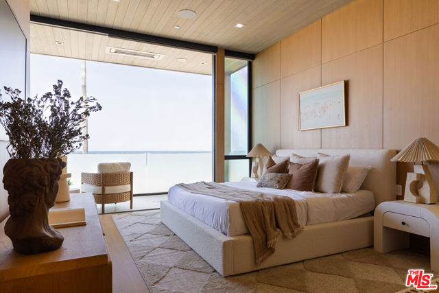 4016 The Strand, Manhattan Beach CA: https://media.crmls.org/mediaz/d0d8c068-4eec-4ff9-b92b-933414bf4c89.jpg