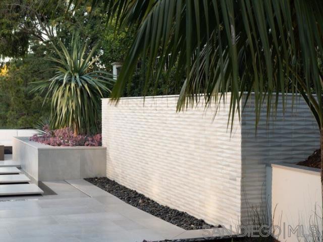 5986 Greensview Ct, Rancho Santa Fe CA: https://media.crmls.org/mediaz/d0d908dd-06ca-423a-a3cc-15d813778897.jpg