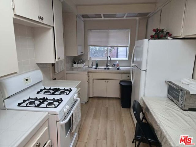 10404 Ilona Avenue, Los Angeles CA: https://media.crmls.org/mediaz/d0da858b-bf91-48d5-b1cd-813a6ff211d6.jpg