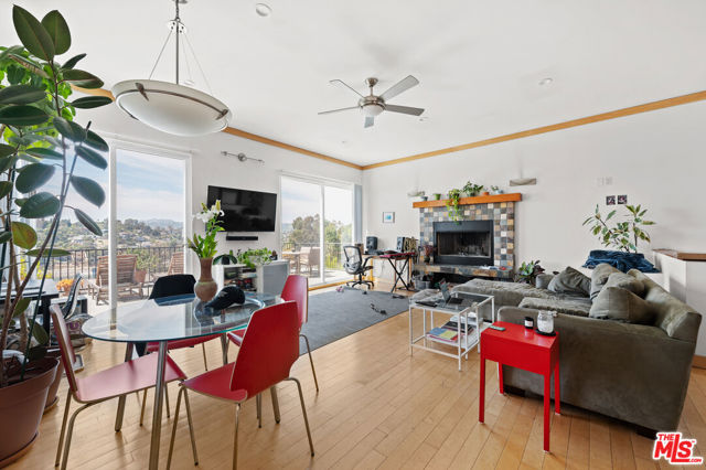 1915 Apex Avenue, Los Angeles CA: https://media.crmls.org/mediaz/d0dafc83-29e1-42de-bb49-7843542c4bd6.jpg