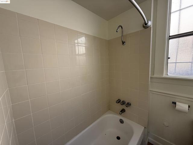3999 Clarke, Oakland CA: https://media.crmls.org/mediaz/d0db77d5-1ec1-445b-aa5b-91a206626101.jpg