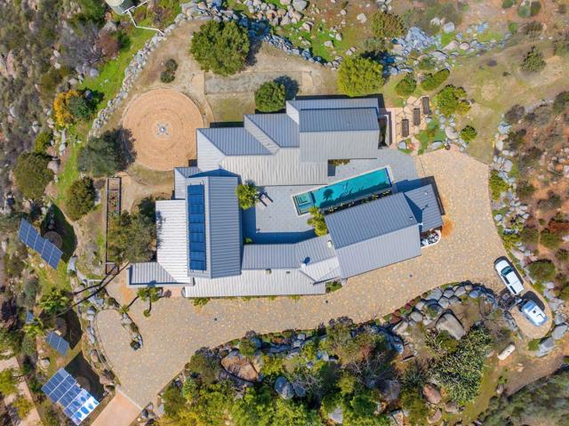 20385 Rancho Villa Rd, Ramona CA: https://media.crmls.org/mediaz/d0dbc866-a1de-4441-a9cb-55a38918f464.jpg