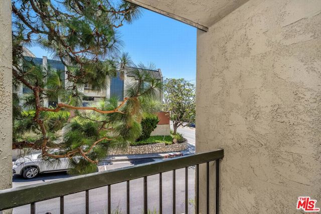 11260 Overland Avenue, Culver City CA: https://media.crmls.org/mediaz/d0dfbed2-e0a4-4dbf-aace-0796d8c34fc2.jpg