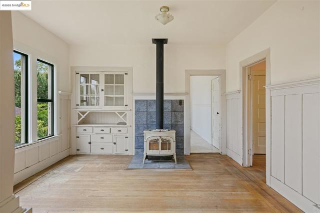 1406 Kains Ave, Berkeley CA: https://media.crmls.org/mediaz/d0e04c1f-1a06-46b3-ab74-fdecde0a097e.jpg