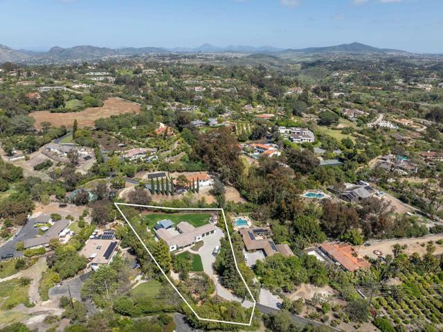 16827 Via De La Valle, Rancho Santa Fe CA: https://media.crmls.org/mediaz/d0e0c942-ea78-4656-b65a-e24f109af118.jpg