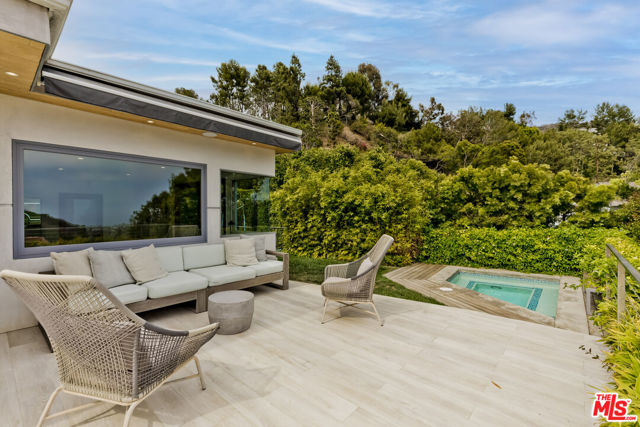 1332 El Hito Circle, Pacific Palisades CA: https://media.crmls.org/mediaz/d0e0d913-28f2-41b4-af56-bfa03545fa97.jpg