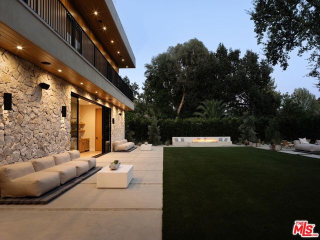 23346 Collins Street, Woodland Hills CA: https://media.crmls.org/mediaz/d0e11080-7270-4242-945a-7cb14faeeba1.jpg