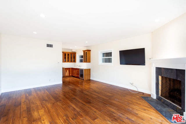 702 Pacific Ave., Venice CA: https://media.crmls.org/mediaz/d0e2378d-d639-4142-95a9-23ce2305108b.jpg