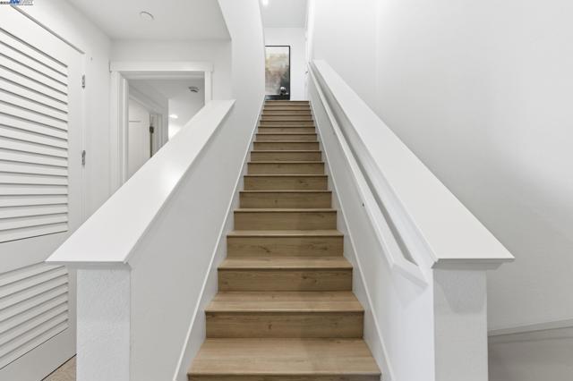 1660 Clement Avenue, Alameda CA: https://media.crmls.org/mediaz/d0e2e44d-7868-4ad1-b92c-322d14cb6676.jpg