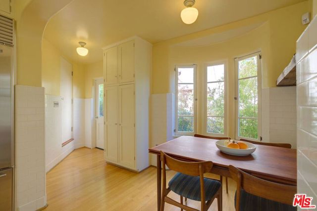 4778 Cromwell Avenue, Los Angeles CA: https://media.crmls.org/mediaz/d0e4d4d8-35b7-4442-848c-b270523b4233.jpg